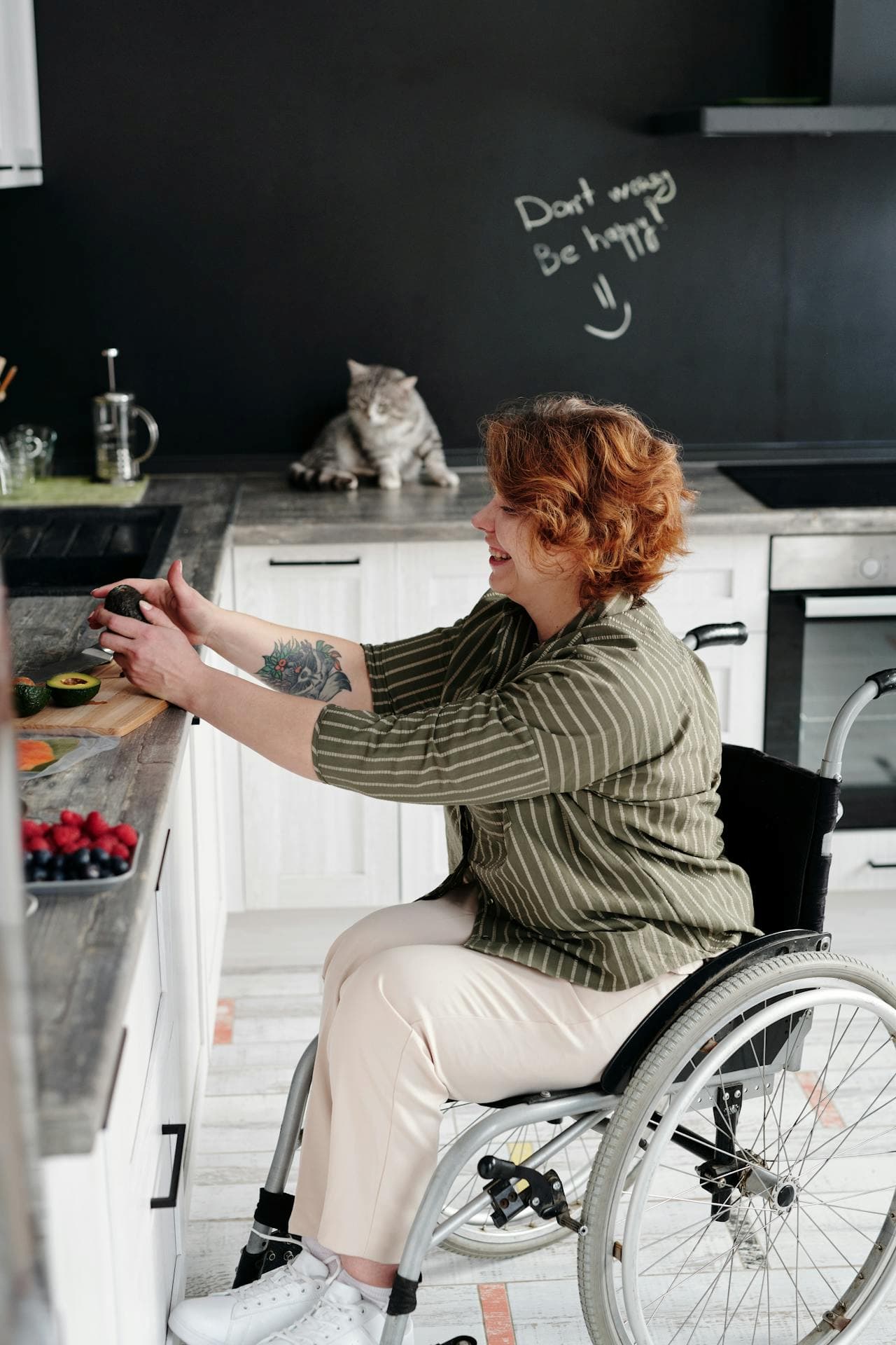 mujer cocinando en silla de ruedas